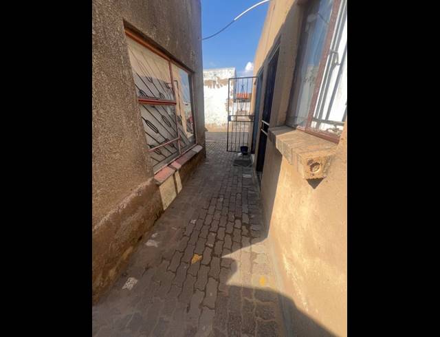 11 BEDROOM HOUSE FOR SALE IN TEMBISA CENTRAL